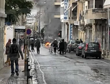 Άγνωστοι μαχαίρωσαν άγρια μοτοσικλετιστή στη Σόλωνος επειδή είχε την ελληνική Σημαία! (upd)